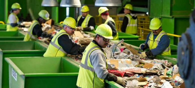 Como é feita a gestão de resíduos sólidos?